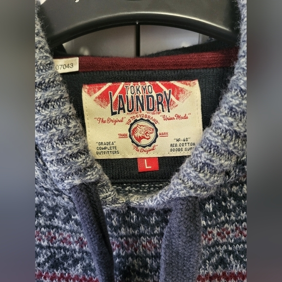 TOKYO LAUNDRY Size Large Gray, Red, Black Design Sweater - Picture 2 of 4